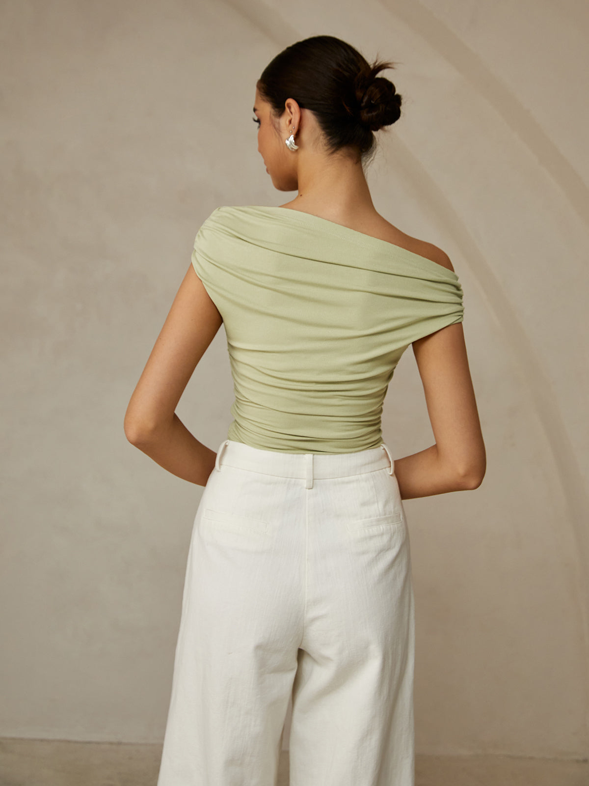Mouwloos T-shirt met asymmetrische hals