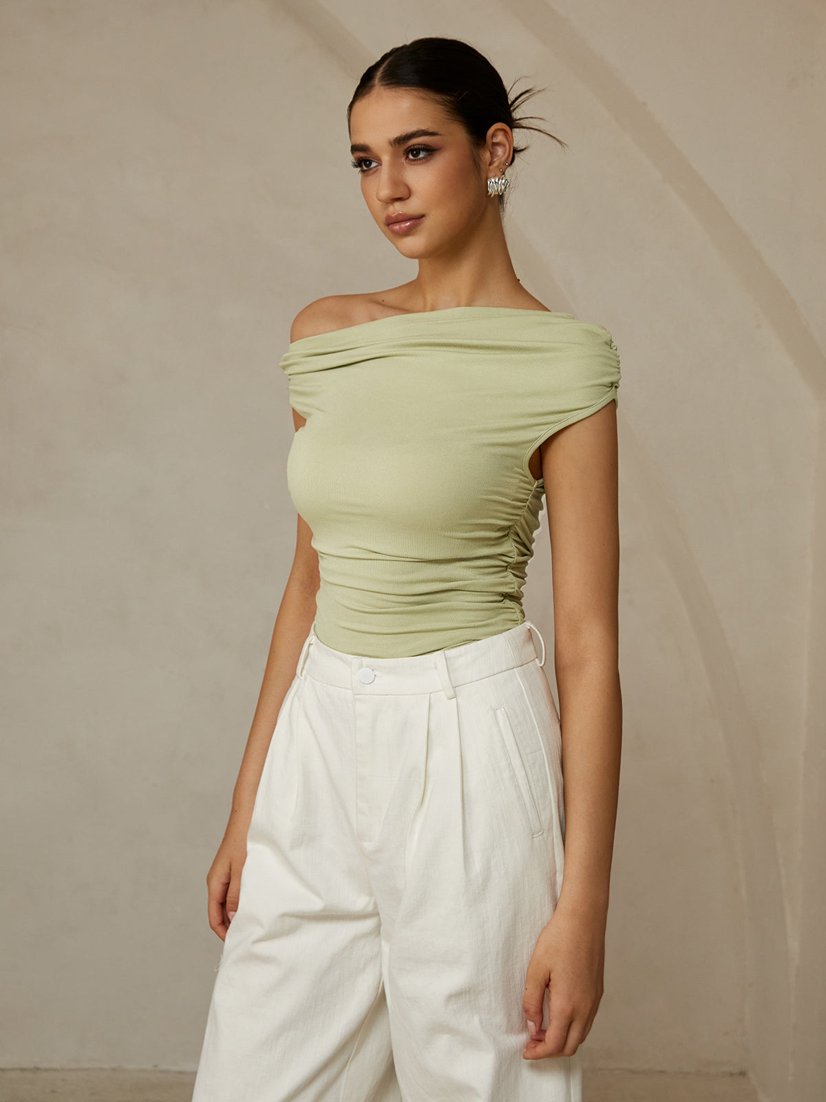 Mouwloos T-shirt met asymmetrische hals
