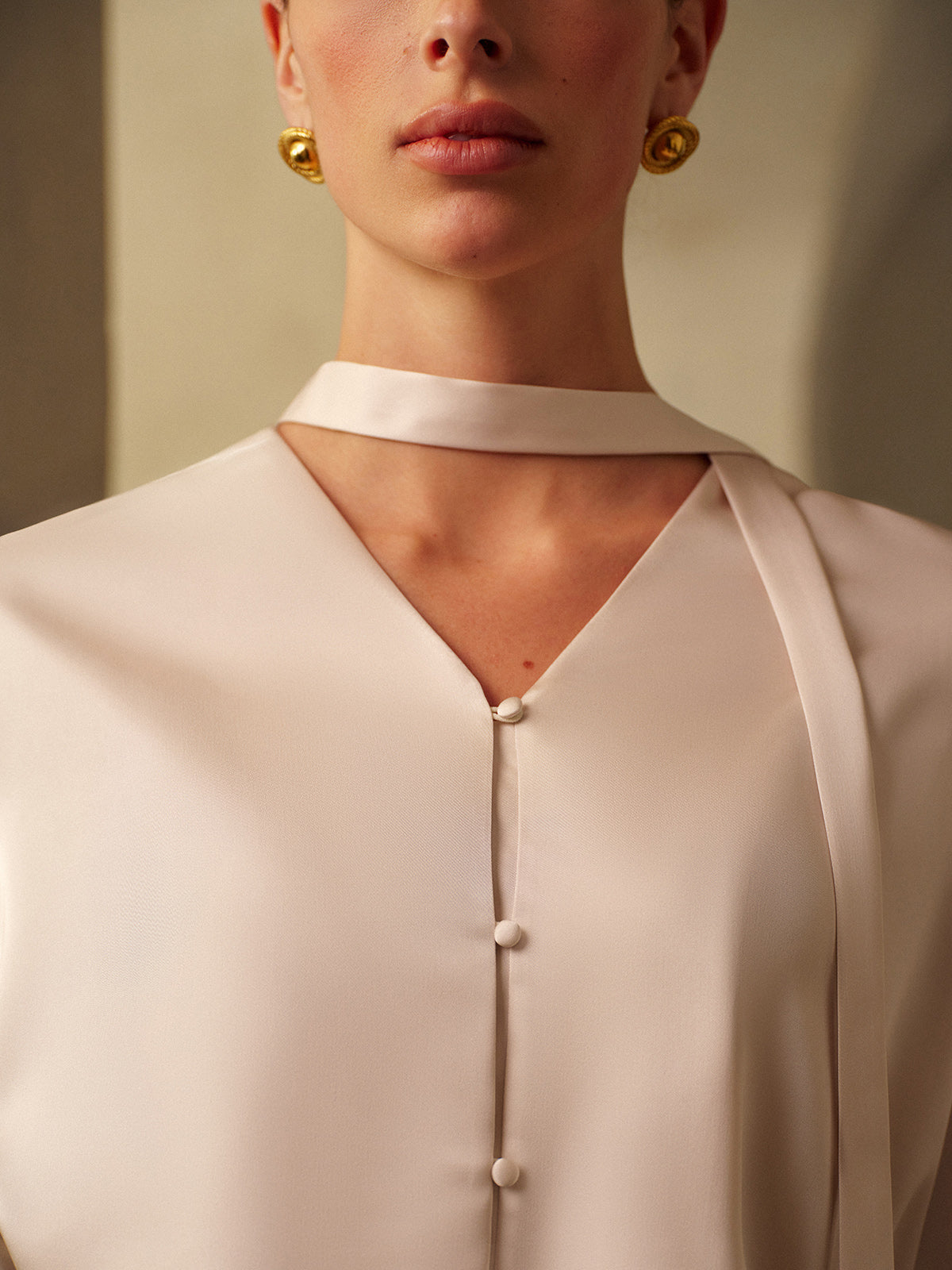 Satijnen geplooid shirt met V-hals